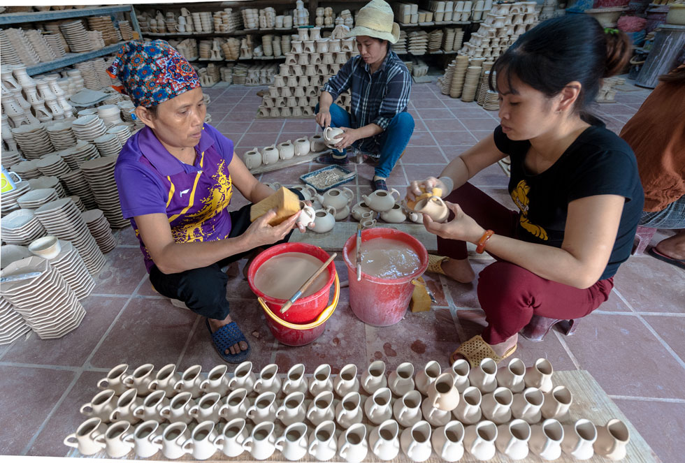 To create a perfect product, the artisans have to follow 3 steps. Firstly, they have to make the product frame. To have a good frame, they have to choose suitable clay to make it. Then, they will decorate and cover the product with glazes. After being baked for 3 days and 3 nights, the product will be brought out, classified, checked and repaired if it has any mistakes.