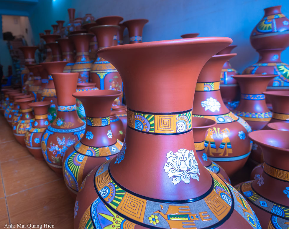 Big flower vase is one of the most specific products of the Bat Trang Pottery Village