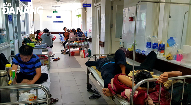 Patients with dengue fever lying in a corridor because of overloading at the Da Nang General Hospital