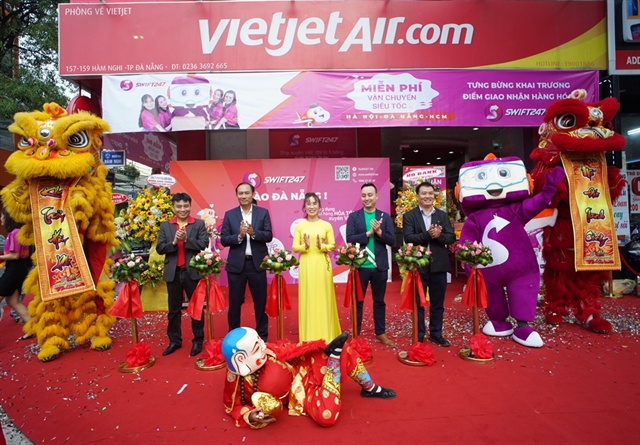 Representatives of VietJetAir, Swift247 and Grab join a ceremony for the first quick delivery service connecting air and road transportation to customers in Da Nang. —Photo courtesy VietJetAir 