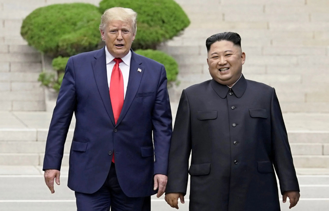Mỹ đề nghị đàm phán giữa Washington và Bình Nhưỡng sẽ diễn ra vào tháng 12 tại một nước thứ ba. Trong ảnh: Tổng thống Mỹ Donald Trump (trái) và nhà lãnh đạo Triều Tiên Kim Jong-un bất ngờ gặp gỡ tại khu vực biên giới liên Triều tháng 6-2019. 	Ảnh: Reuters