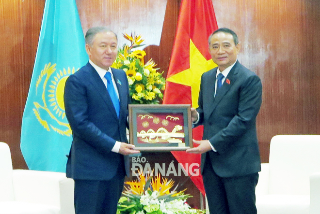 Secretary Nghia (right) and Mr Nurlan Nigmatulin
