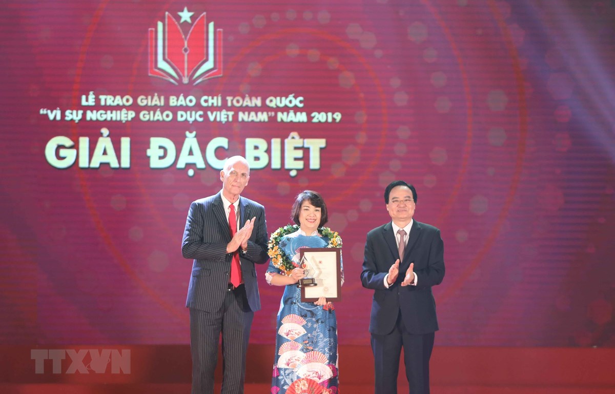Bộ trưởng Bộ Giáo dục và Đào tạo Phùng Xuân Nhạ và giáo sư-tiến sỹ Raymond Gordon - đại diện Trường Đại học Anh Quốc Việt Nam trao giải Đặc biệt cho đại diện nhóm tác giả tác phẩm 