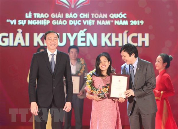 Tác giả Phạm Mai, Báo điện tử VietnamPlus (Thông tấn xã Việt Nam) nhận giải Khuyến khích. (Ảnh: Thanh Tùng/TTXVN)