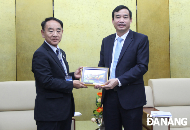 Mr Toudou Yoichi (left) being warmly received by Da Nang People's Committee Vice Chairman Le Trung Chinh