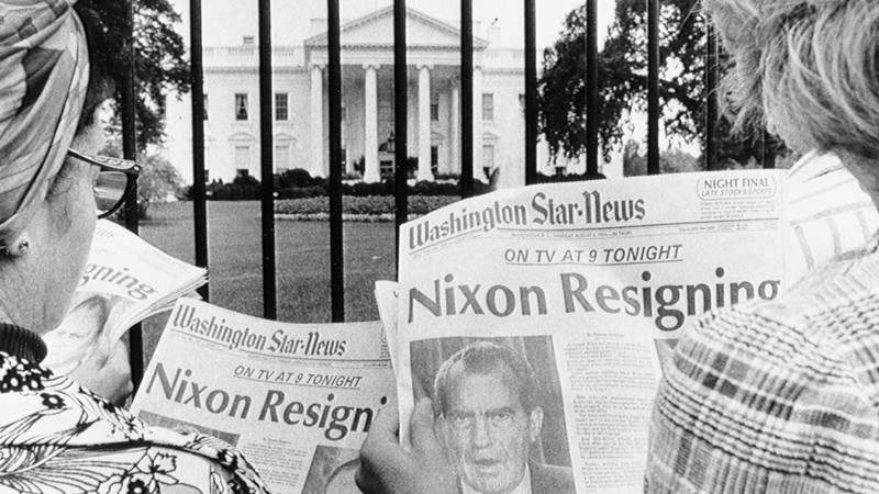 Một vài người đọc thông tin về việc Tổng thống Nixon từ chức ở bên ngoài Nhà Trắng năm 1974. Ảnh: Getty