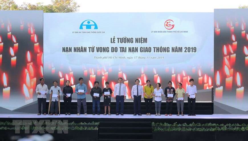 Đại diện Ủy Ban An toàn giao thông quốc gia trao hỗ trợ cho các gia đình có nạn nhân tử vong do tai nạn giao thông. (Ảnh: Thanh Vũ/TTXVN)