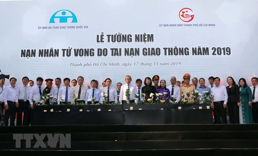 Phó Thủ tướng Thường trực Trương Hòa Bình cùng các đồng chí lãnh đạo, đại diện các Ban, Bộ, ngành và đông đảo nhân dân Thành phố Hồ Chí Minh đặt hoa tưởng niệm các nạn nhân tử vong do tai nạn giao thông. (Ảnh: Thanh Vũ/TTXVN)