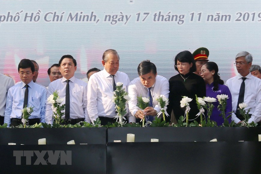 Phó Thủ tướng Thường trực Trương Hòa Bình cùng các lãnh đạo, đại diện các Ban, Bộ, Ngành và đông đảo nhân dân Thành phố Hồ Chí Minh đặt hoa tưởng niệm các nạn nhân tử vong do tai nạn giao thông. (Ảnh: Thanh Vũ/TTXVN)