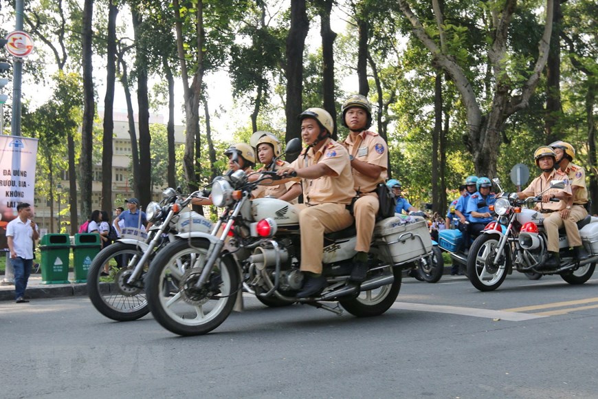 Lực lượng Cảnh sát giao thông, Cảnh sát cơ động và lực lượng Thanh tra giao thông Thành phố Hồ Chí Minh ra quân giữ gìn trật an toàn giao thông ngay sau lễ tưởng niệm. (Ảnh: Thanh Vũ/TTXVN)