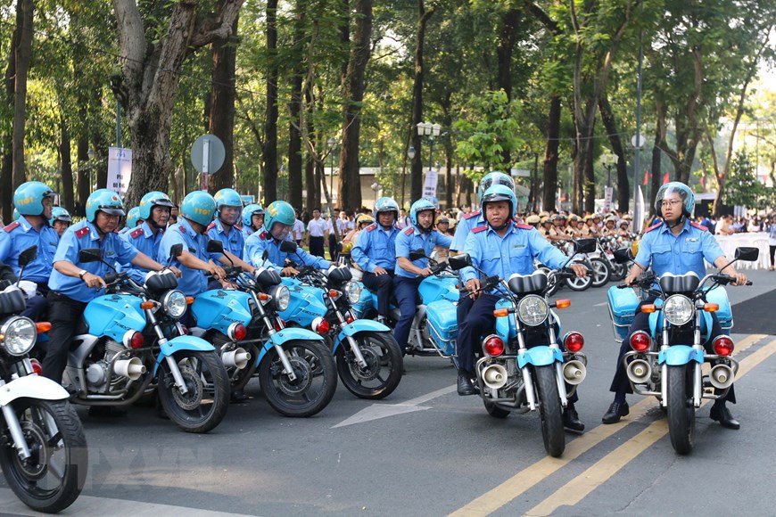 Lực lượng Cảnh sát giao thông, Cảnh sát cơ động và lực lượng Thanh tra giao thông Thành phố Hồ Chí Minh ra quân giữ gìn trật an toàn giao thông ngay sau lễ tưởng niệm. (Ảnh: Thanh Vũ/TTXVN)