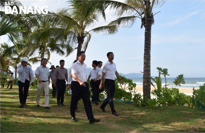 Lãnh đạo thành phố và các đơn vị liên quan kiểm tra thực tế để mở tuyến đường  đi bộ, xe đạp dọc bãi biển phía đông các khu du lịch ở quận Ngũ Hành Sơn.