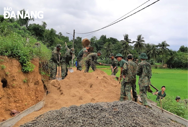 Lực lượng vũ trang thành phố tham gia xây dựng “Nông thôn mới” tại xã Hòa Nhơn (huyện Hòa Vang).  Ảnh: LAM PHƯƠNG