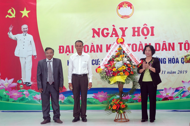 Chủ tịch Ủy ban MTTQ Việt Nam thành phố Đặng Thị Kim Liên tặng hoa chúc mừng Ngày hội đại đoàn kết năm 2019 ở khu dân cư Mân Quang 1 phường Hòa Quý, quận Ngũ Hành Sơn. 