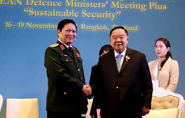 Gen. Ngo Xuan Lich (L) and Deputy Prime Minister of Thailand Prawit Wongsuwan (Photo: VNA)