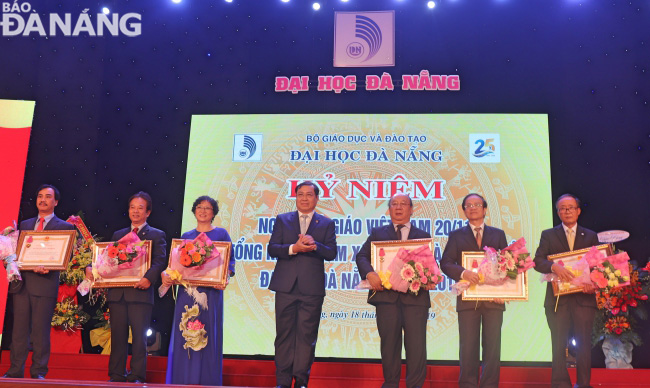 Chủ tịch UBND thành phố Huỳnh Đức Thơ trao Huân chương lao động hạng Ba cho các nhà giáo.