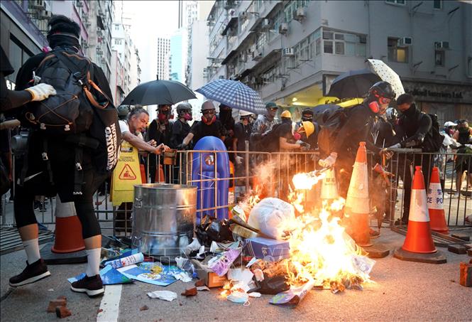 Người biểu tình đốt phá tại một tuyến phố ở Hong Kong (Trung Quốc) ngày 15-9-2019. Ảnh: THX/TTXVN