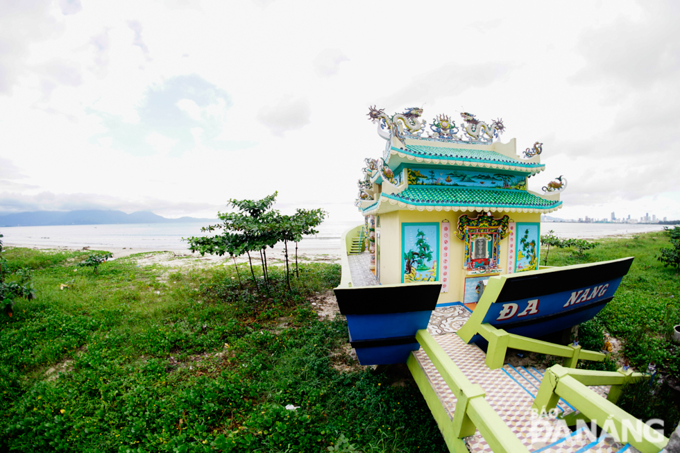 The temple looks like a fishing boat ready for heading out to sea, which shows strong the determination of fishermen to conduct their offshore trips in Vietnamese waters.