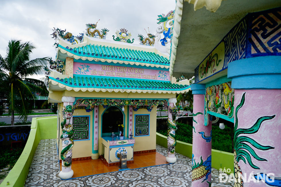 The temple is a great example of the traditional Vietnamese architectural style, with the majority of its parts being carved with stylised floral and animal designs, especially the eye-catching dragon and phoenix patterns. 