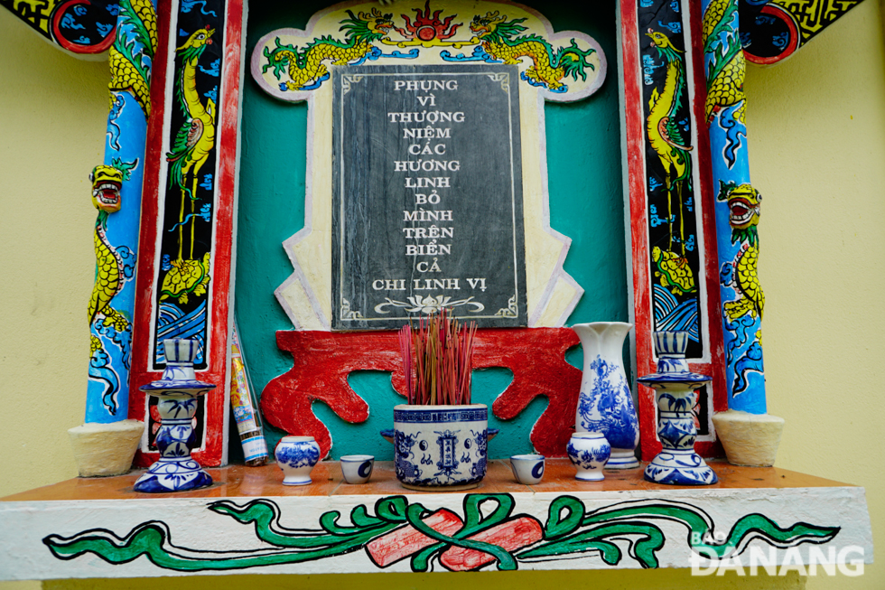 The temple features worship rooms where rituals and the provision of offerings to the deceased are conducted.