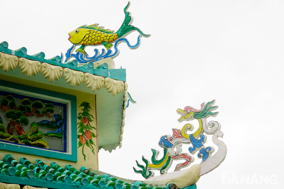 Images of dragons and fish are vividly carved on the roof of the temple.