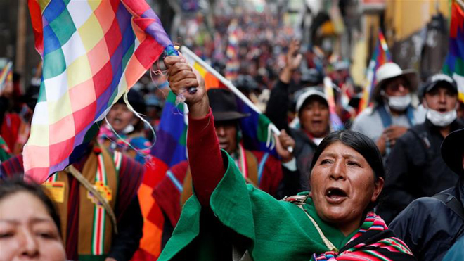Những người ủng hộ cựu Tổng thống Evo Morales vẫn đổ xuống đường phố ở La Paz. Ảnh: Reuters