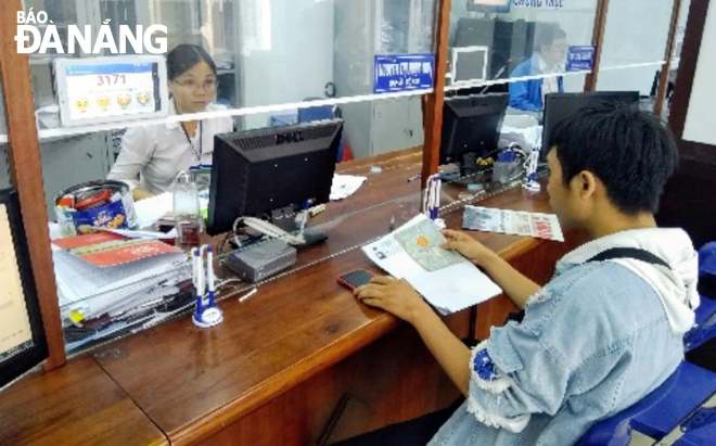 Giao dịch một cửa liên thông tại trụ sở UBND phường Hòa Minh (quận Liên Chiểu).