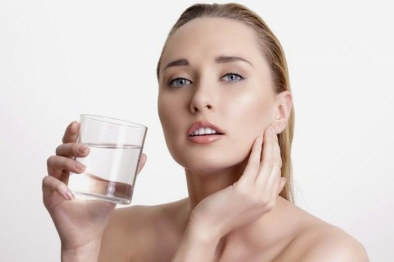 Cải thiện làn da: Mất nước gây ra nếp nhăm sớm và lỗ chân lông sâu trên da. Trong một nghiên cứu, người ta phát hiện ra rằng uống 500ml nước khi đói làm tăng lưu thông máu trên da và làm sáng da.