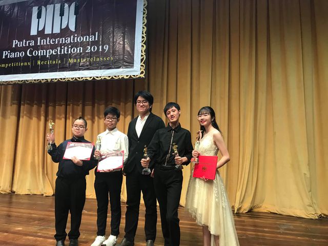 Giảng viên Lưu Đức Anh và 4 học sinh đoạt giải trong cuộc thi piano vừa diễn ra hồi tháng 9 tại Malaysia.