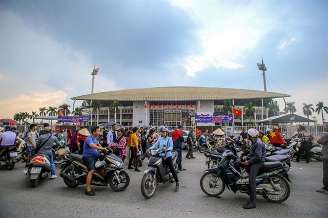 People buy tickets for the match outside Mỹ Đình National Stadium. — Photo baogiaothong.vn Read more at http://vietnamnews.vn/sports/548644/thai-fan-cycles-1400km-to-viet-nam-to-support-his-team.html#YSFF8mrzeVvSpB2R.99
