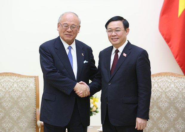 Deputy Prime Minister Vuong Dinh Hue (R) and Takebe Tsutomu, Special Advisor to the Japan-Vietnam Friendship Parliamentary Alliance. (Photo: VNA)