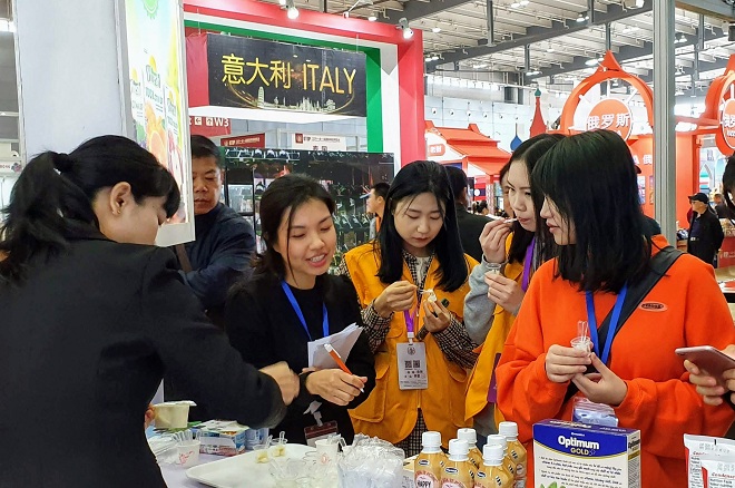 Khách hàng thử các sản phẩm mới của Vinamilk tại Hội chợ One Town One Product International Commodity Fair - OTOP 2019 (diễn ra từ ngày 15 đến 17-11-2019).