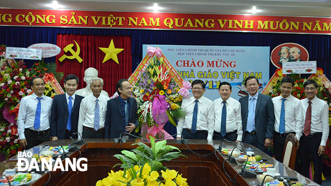 Phó Bí thư Thường trực Thành ủy Võ Công Trí tặng hoa chúc mừng cán bộ, lãnh đạo Học viện Chính trị khu vực III. Ảnh: NGỌC PHÚ