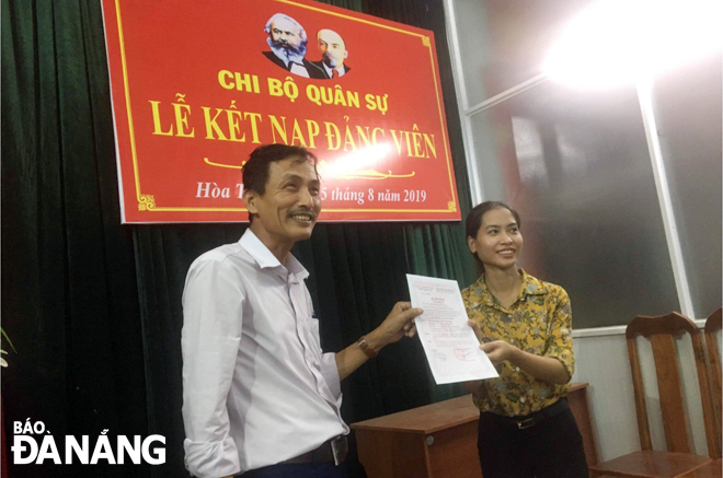 Ngày 4-8-2019, Chi bộ Quân sự xã Hòa Tiến kết nạp đảng viên cho chị Nguyễn Thị Phượng. (Ảnh do Ban Tổ chức Huyện ủy Hòa Vang cung cấp)