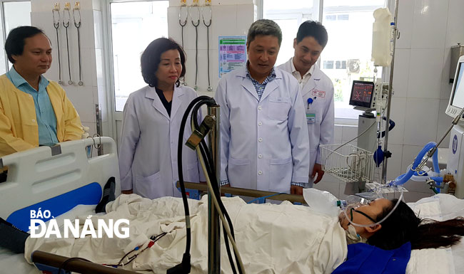 Thứ trưởng Bộ Y tế Nguyễn Trường Sơn thăm sản phụ N.T.H. đang được điều trị tại Bệnh viện Đà Nẵng