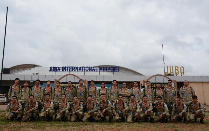 BVDC2.2 chụp ảnh chung tại sân bay quốc tế Juba trước khi di chuyển về căn cứ Tomping. (Ảnh: Bộ Quốc phòng)