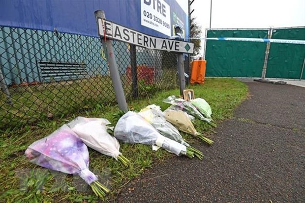 Đặt hoa tưởng niệm các nạn nhân xấu số trong vụ xe container chở 39 thi thể tại lối vào khu công nghiệp Waterglade ở Grays, hạt Essex, Anh ngày 26/10/2019. (Ảnh: PA/TTXVN)