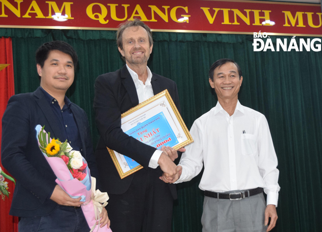 Chủ tịch UBND quận Thanh Khê Nguyễn Văn Tĩnh (phải) trao giải nhất và giải cộng đồng cho Công ty StudioMilou Singapore.