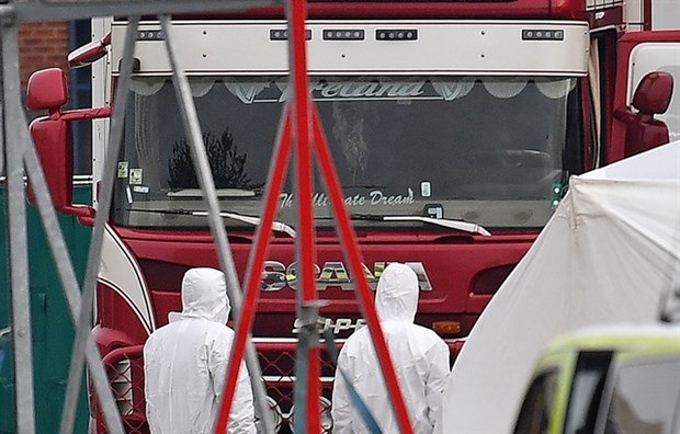 Police investigate the lorry in which 39 dead bodies were found in October in Essex in the south of England. (Photo: AFP/VNA)