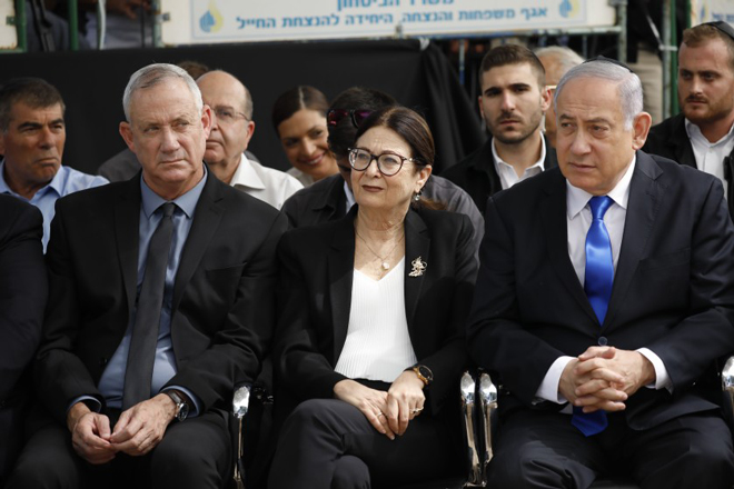 Cựu Bộ trưởng Quốc phòng Benny Gantz (trái) và Thủ tướng Benjamin Netanyahu (phải) tham dự một buổi lễ ở Jerusalem ngày 19-9-2019. 	Ảnh: AP