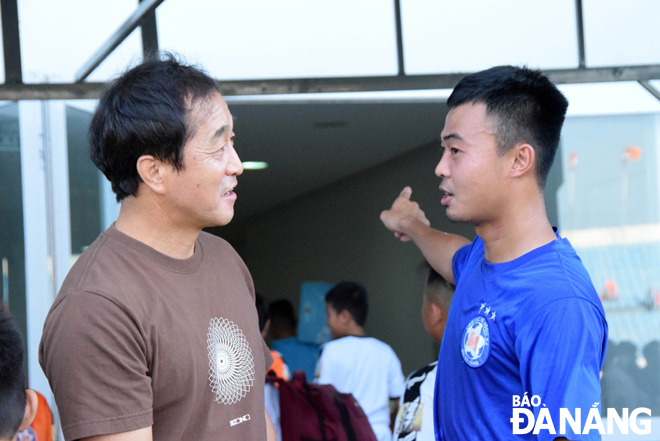 Hậu vệ Đỗ Thanh Thịnh (câu lạc bộ SHB Đà Nẵng, áo xanh) là đội phó của U22 Việt Nam cùng trợ lý HLV Lee Young-jin. Ảnh: ANH VŨ