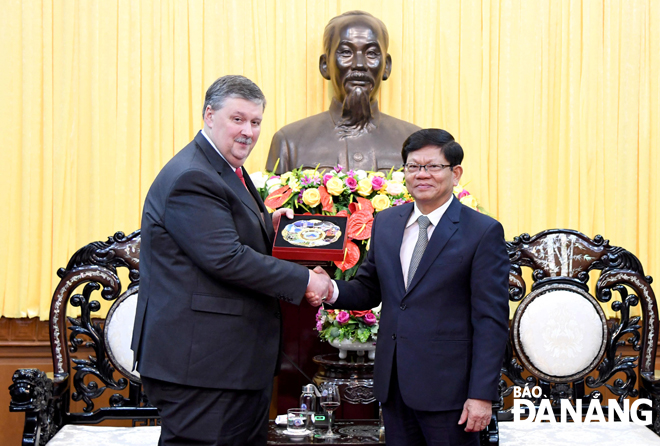 New Russian Consul General Plam Andrey Yurievich (left) being warmly received by Da Nang Party Committee Deputy Secretary Vo Cong Tri
