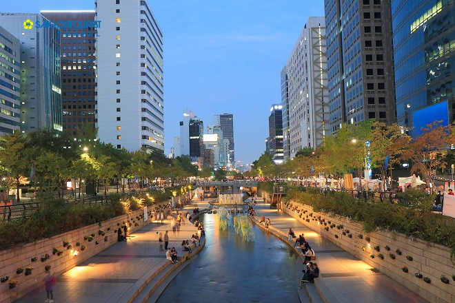 Sông Cheonggyecheon - nguồn sinh khí mát lành giữa thủ đô Seoul ngày nay.