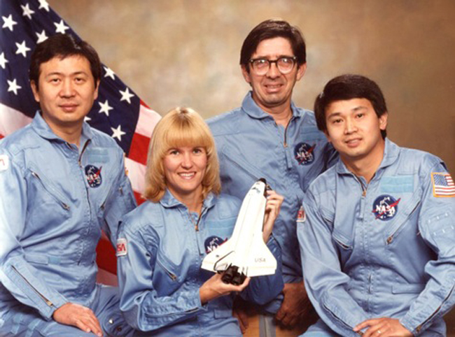 Eugene Trịnh (phải) và các thành viên của phi hành đoàn tàu con thoi Columbia lịch sử năm 1992. Nguồn: Internet
