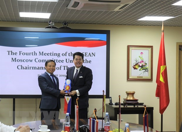 Vietnamese Ambassador to Russia Ngo Duc Manh (left) on November 21 took over the rotating Chairmanship of the ASEAN Moscow Committee (AMC) from the Thai ambassador. (Photo: VNA)