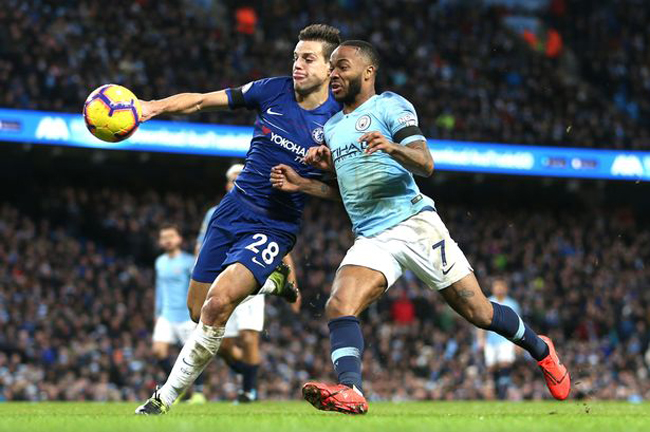 Cầu thủ Manchester City (phải) gặp Chelsea (trái) ở mùa giải trước.