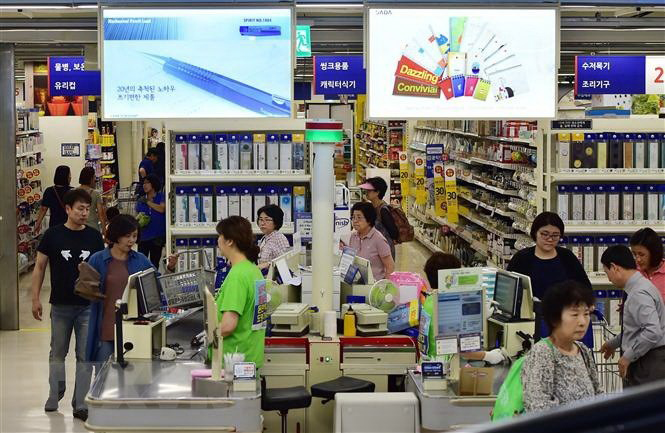 Người dân Hàn Quốc mua sắm tại một siêu thị ở Seoul. Ảnh: AFP