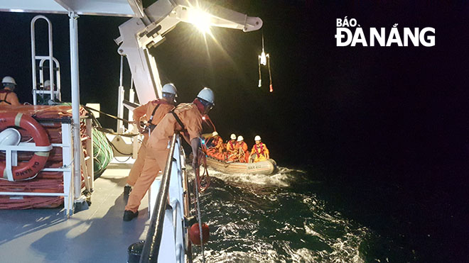 Rescuers making every effort to transferring the victim to their rescue ship SAR 412 