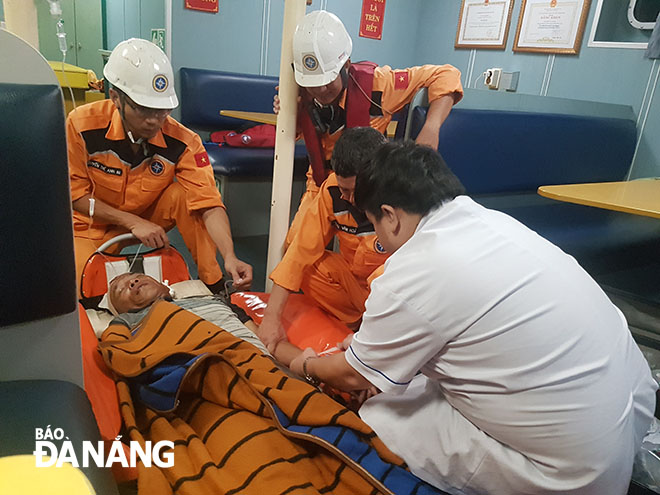 Doctors from the city’s Emergency Centre 115 giving initial first aid to the injured fisherman Nguyen Van Hoi