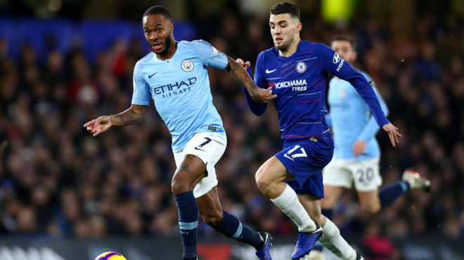 Manchester City (trái) được đánh giá cao hơn Chelsea (phải).